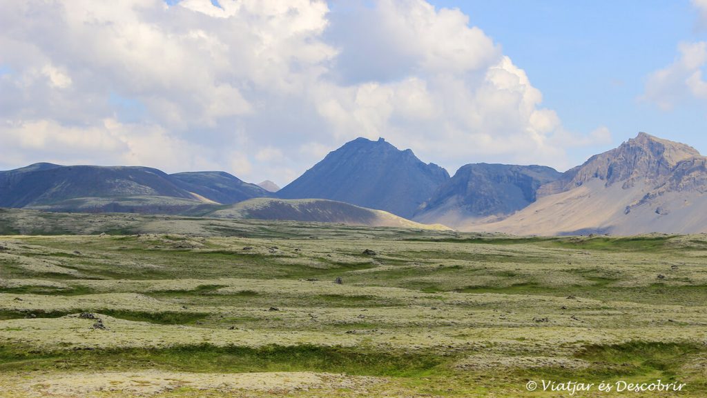 paisatges amb camps i muntanyes a islàndia durant un trajecte per una carretera secundària del cercle d'or