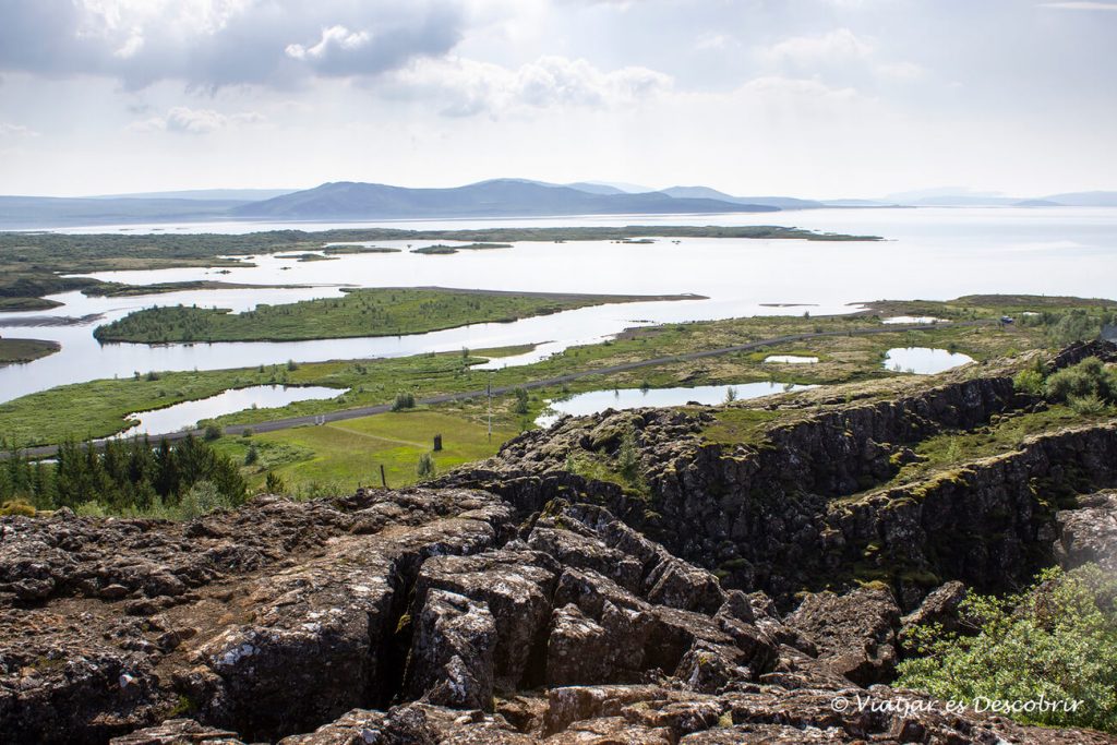 vista panoràmica al parc nacional thingvellir durant la ruta pel cercle daurat d'islàndia amb cotxe