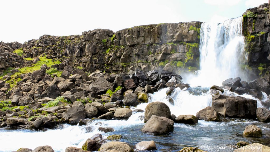 la cascada oxararfoss a contrallum durant la ruta pel parc nacional