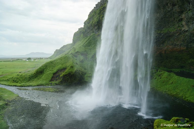 Més informació sobre l'article Seljalandsfoss, la cascada més sorprenent d’Islàndia