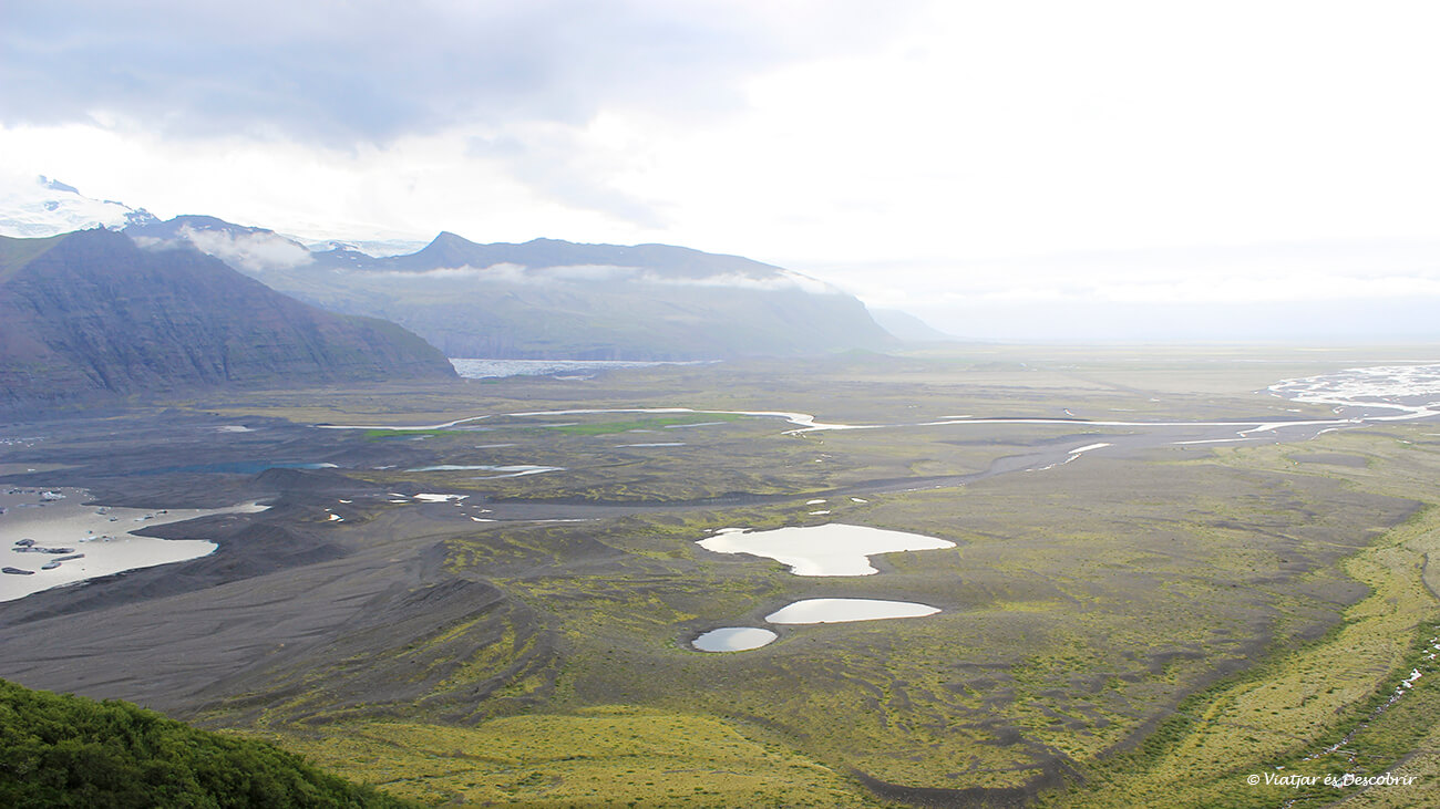 paisatges del Parc Nacional Skaftafell a on hi ha glaceres i petits llacs