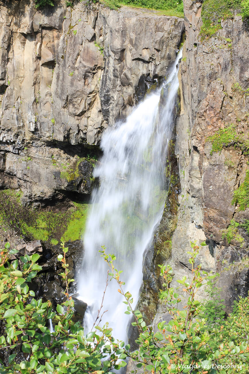 un bonic salt d'aigua vertical dins el Parc Nacional Skaftafell