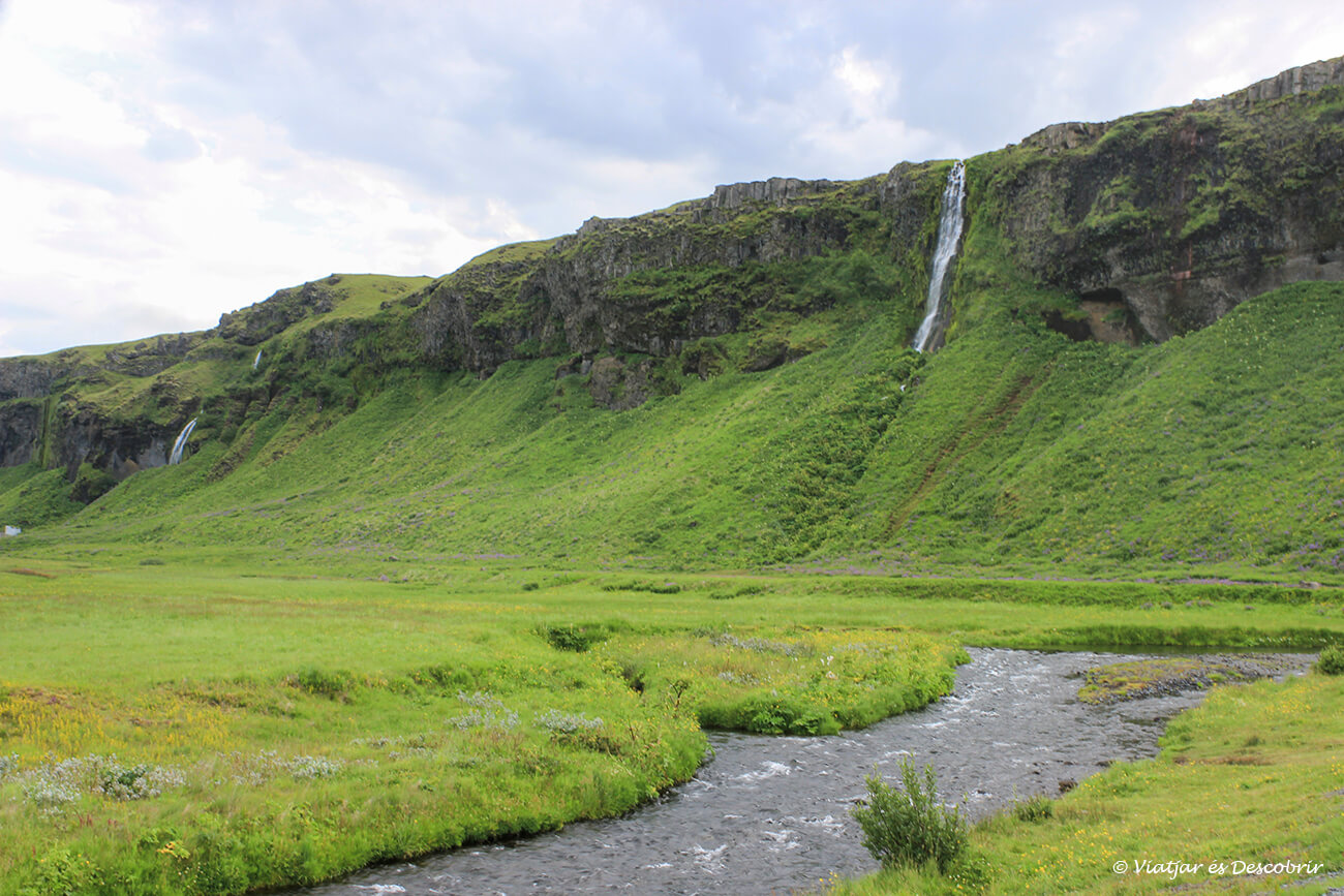 paisatges verds i amb cascades sense nom a islàndia