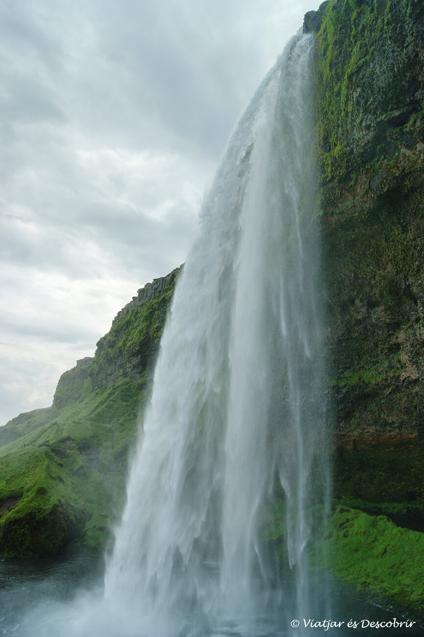 caiguda de la cascada més sorprenent d'Islàndia