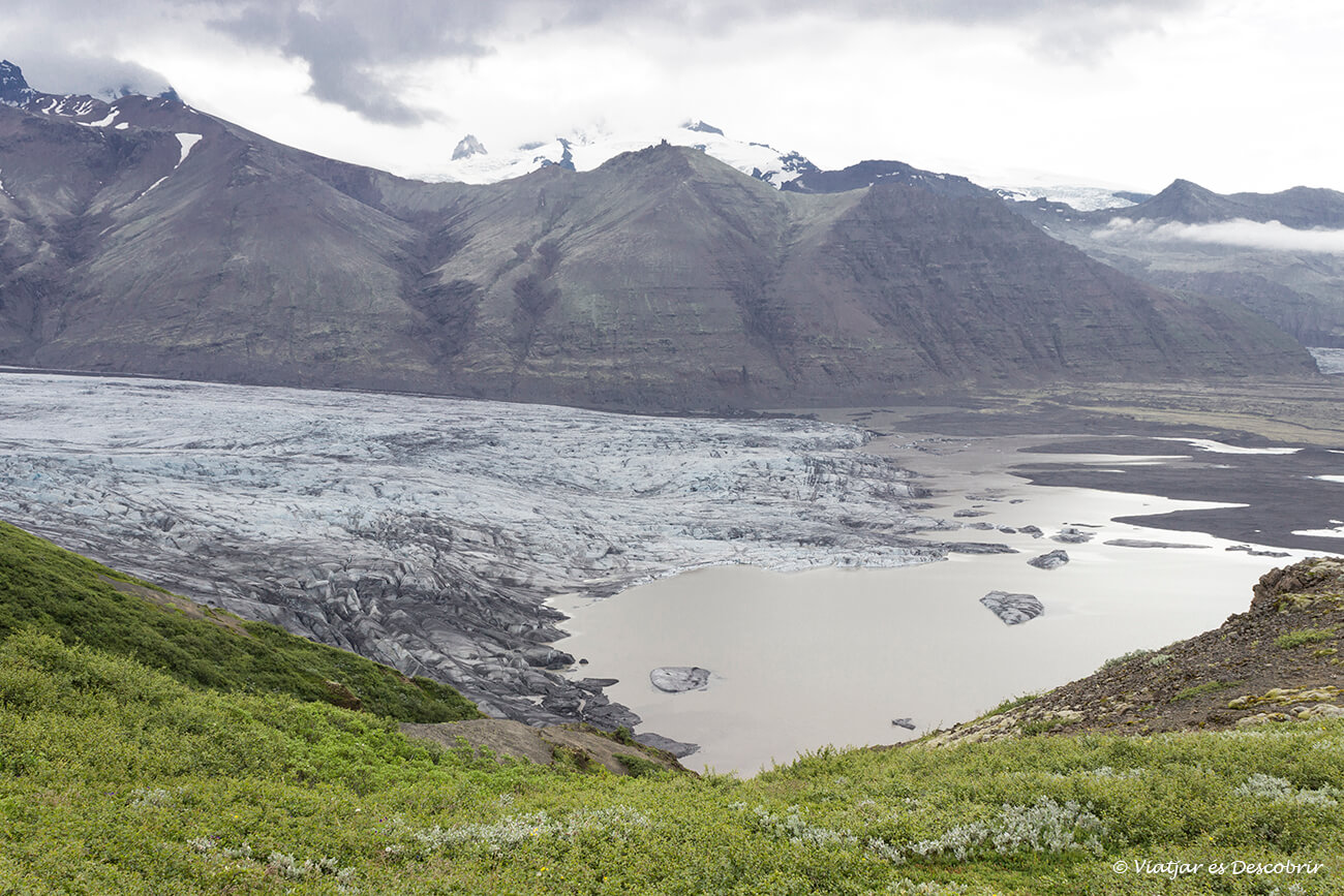 el paisatge més famós del Parc Nacional Skaftafell és el seu glaciar i el llac on finalitza