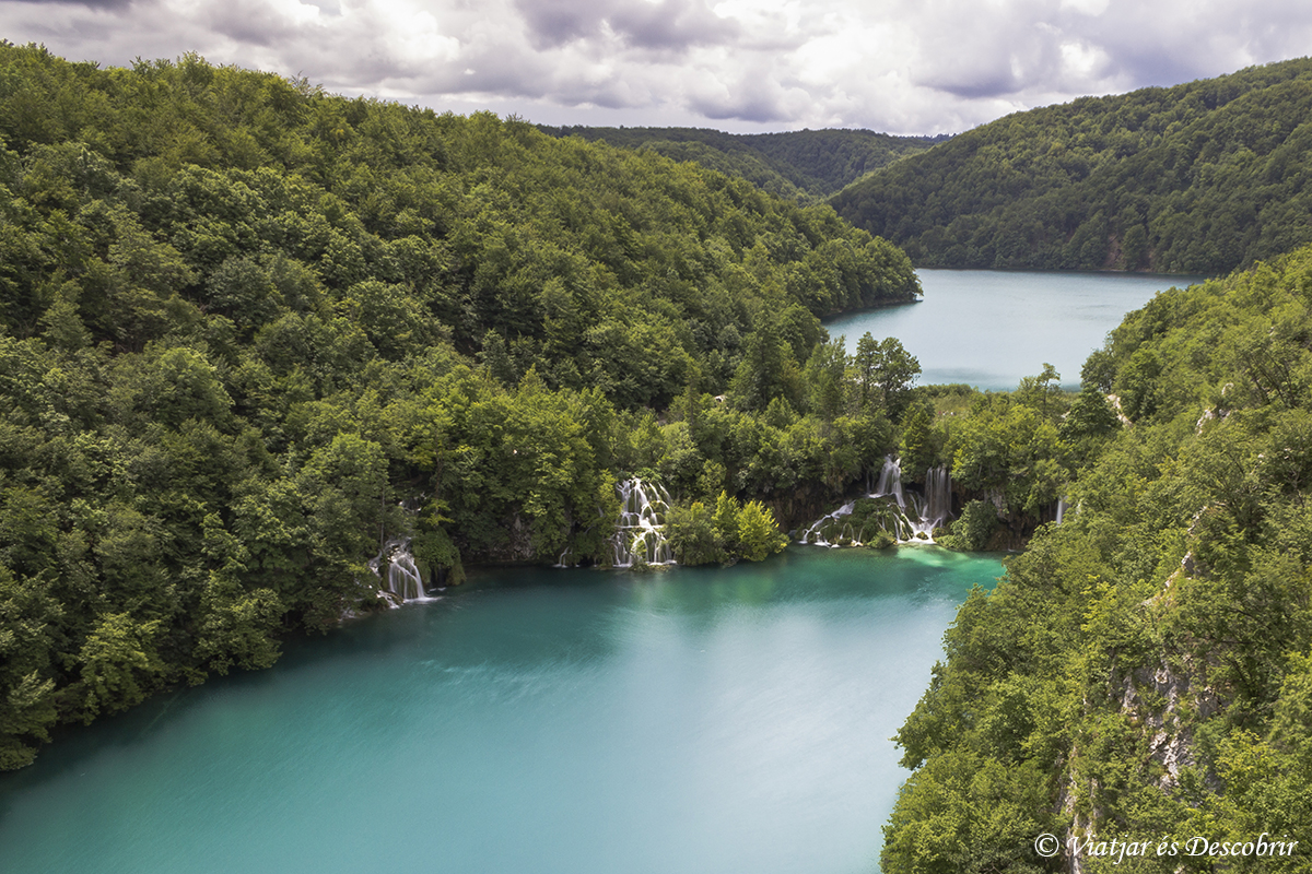 Des dels punts més alts del recorregut, podem apreciar el color turquesa dels llacs.