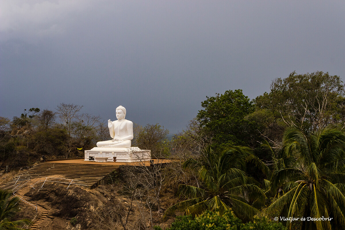 Un enorme Buda blanc destaca a aquesta zona de Sri Lanka.
