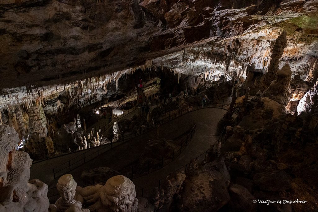 interior d'una de les coves més boniques d'eslovènia