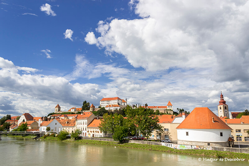 poble de ptuj i el seu castell vistos des del riu