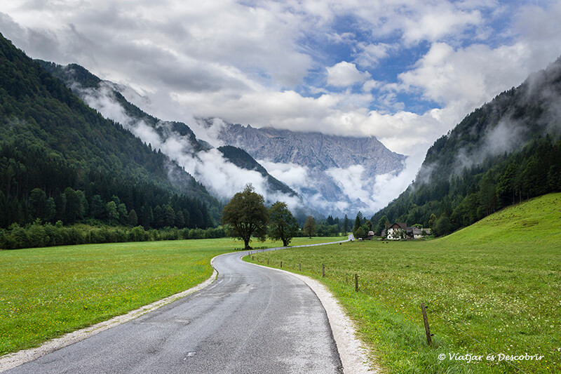 carretera de la vall de logarska dolina envoltada de muntanyes