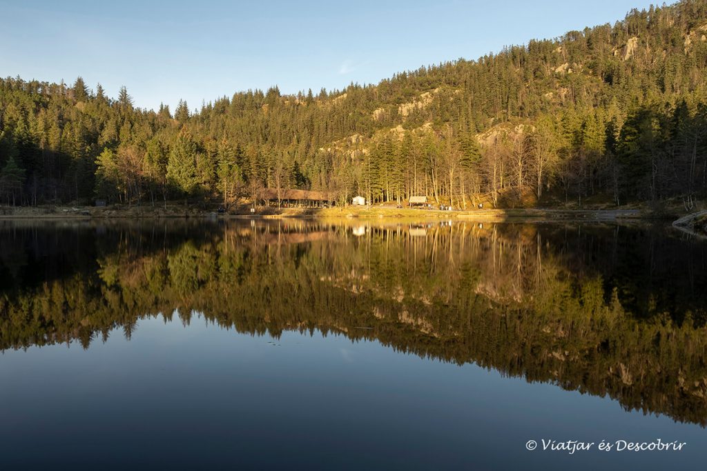 llac amb reflexes a prop del turó de mont floyen