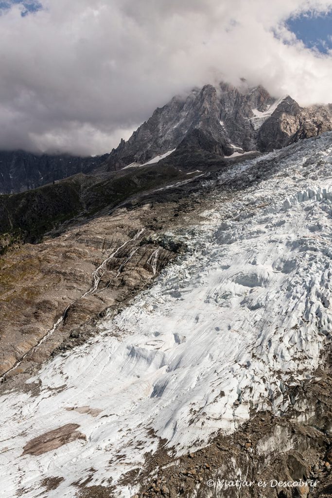 la glacera des bossons i les muntanyes que l'envolten són un dels paisatges més singulars de chamoinx
