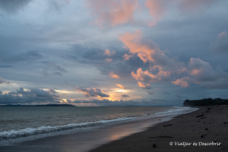 posta de sol a la platja de Malena durant el primer dia al Pacífic del viatge a Panamà
