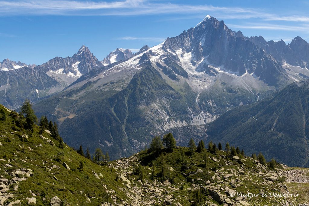 vista de la vall de Chamonix i les muntanyes durant una excursió en un dia assolellat d'estiu