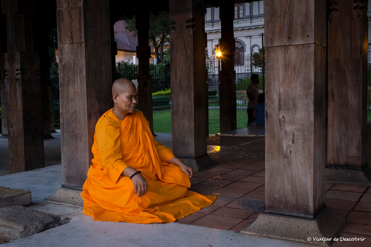 monjo budista mitjançant el capvespre prop del temple de la dent de budera