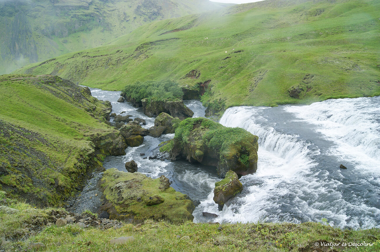 el canyó i riu que cau sobre la cascada Skógafoss