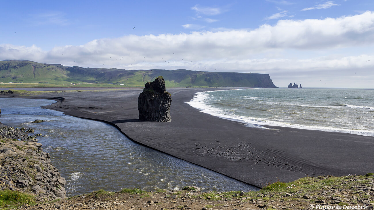 la vista més típica de la platja Reynisfjara a menys d'una hora del canyó fjaðrárgljúfur