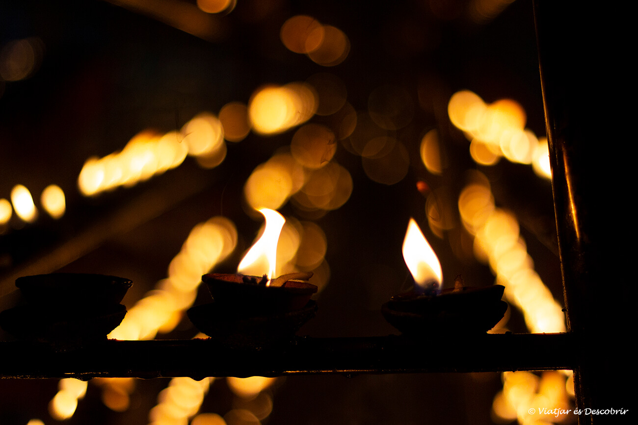 espelmes sagrades al temple més important de kandy a sri lanka