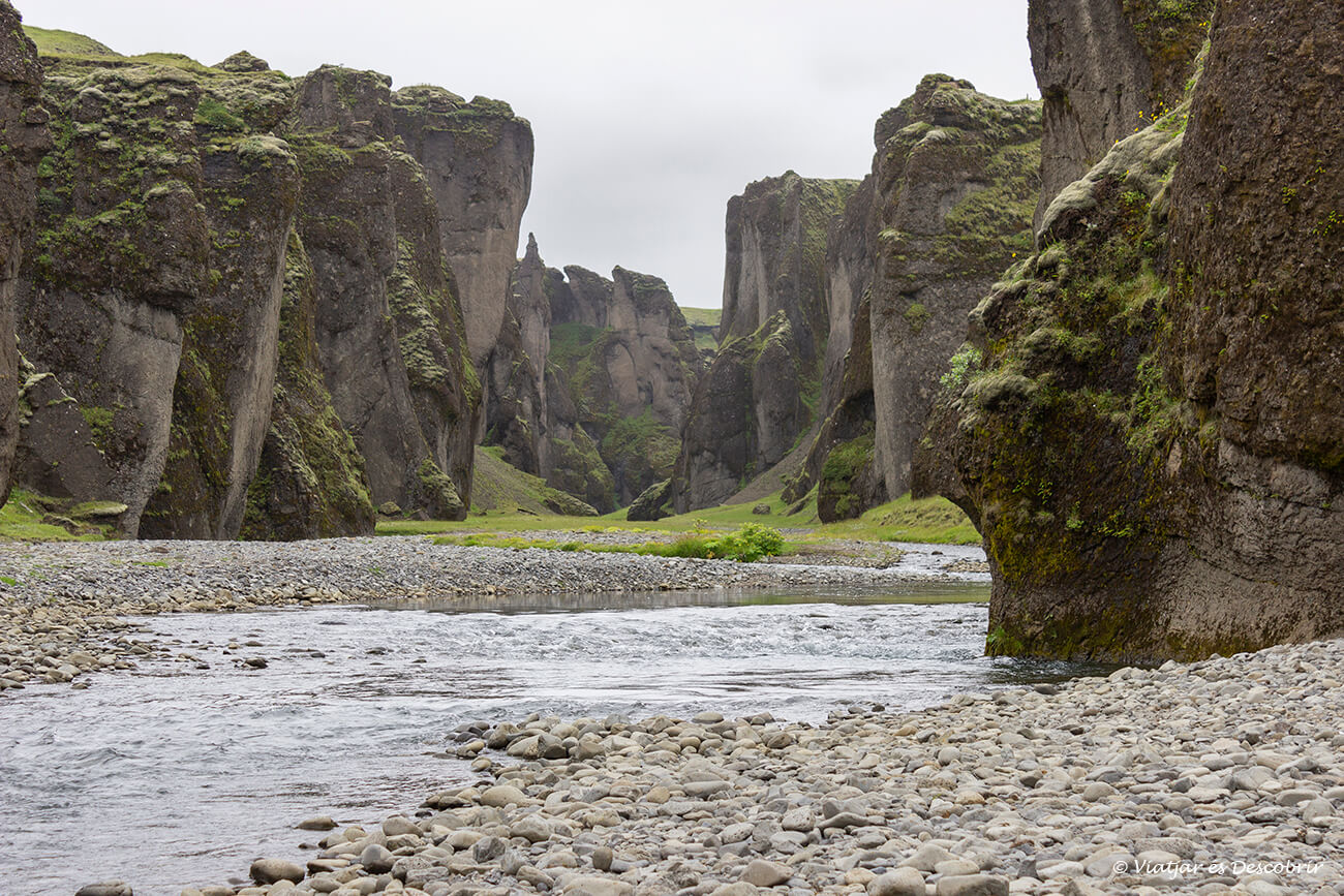 el canyó Fjaðrárgljúfurr observat des del seu final i la part inferior