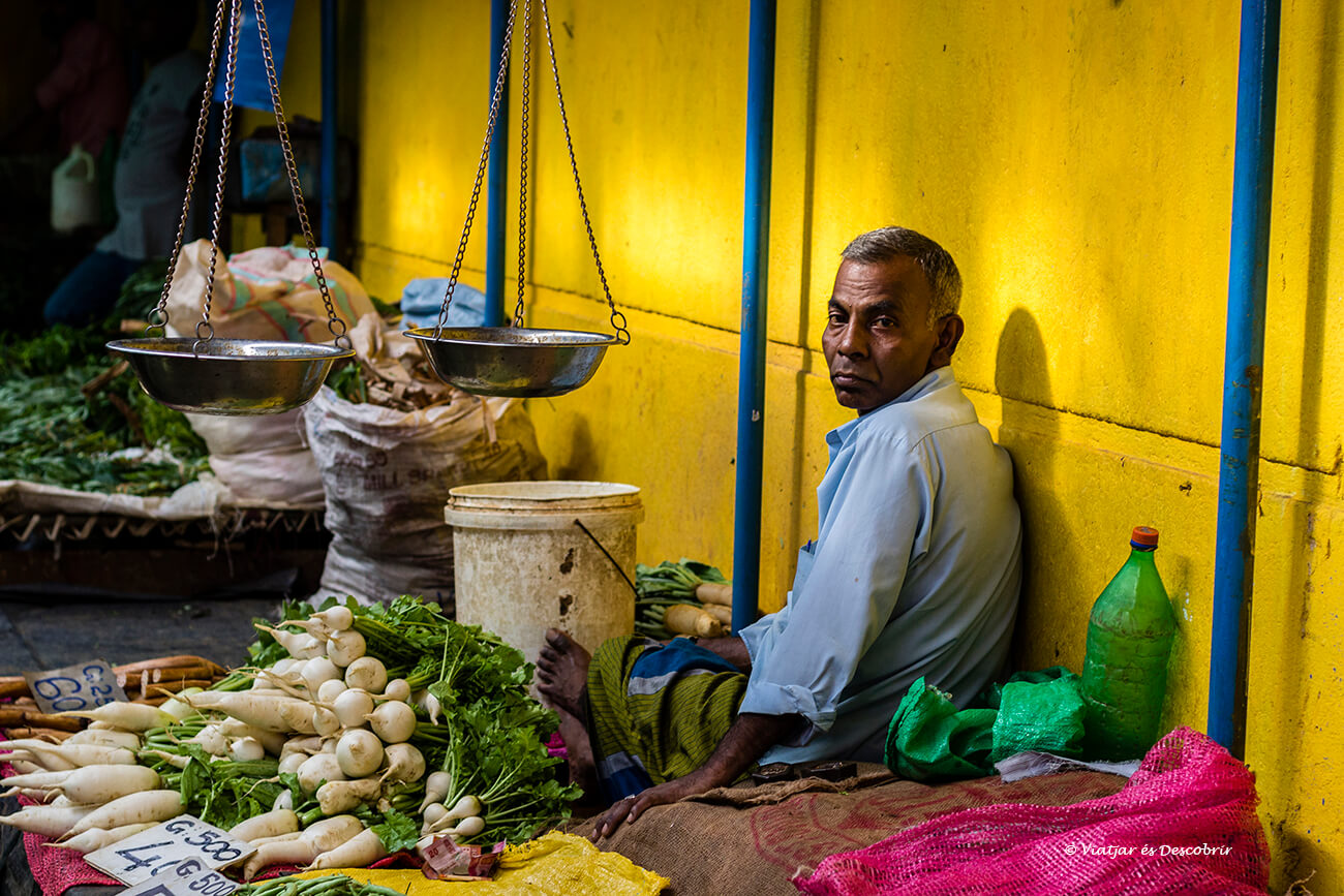 home de sri lanka venent verdures al mercat municipal de kandy