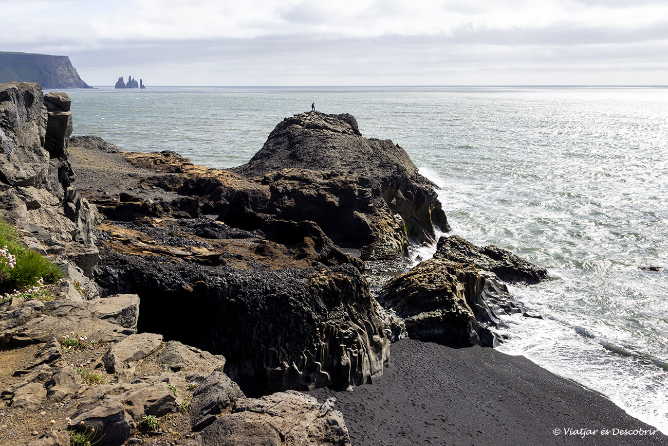 formaciones rocoses a la platja Reynisfjara al sud d'Islàndia