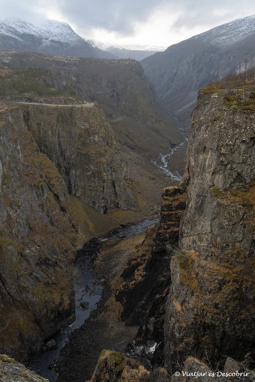 els verticals penya-segats per on cau la cascada Voringsfossen