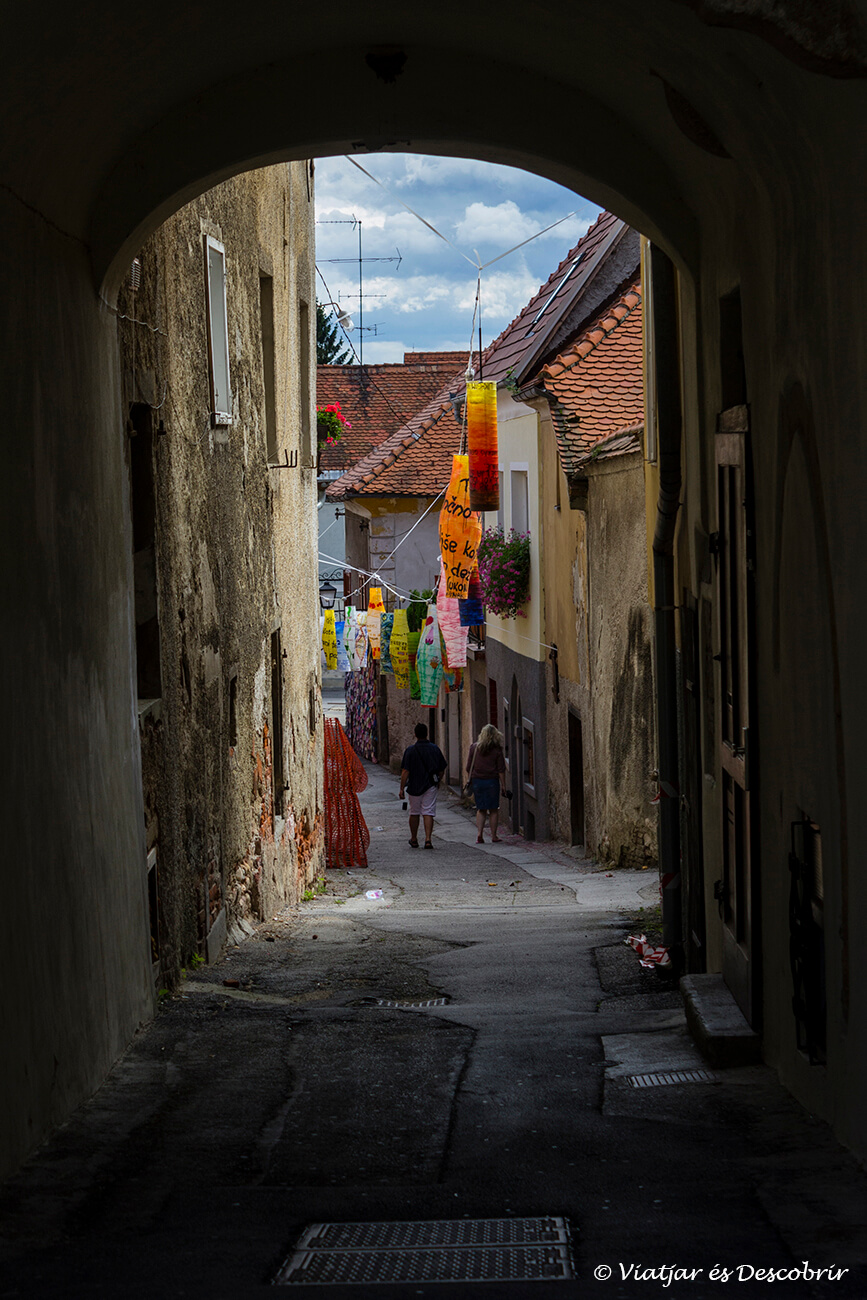 petit carreró i vianants a la part antiga de Ptuj