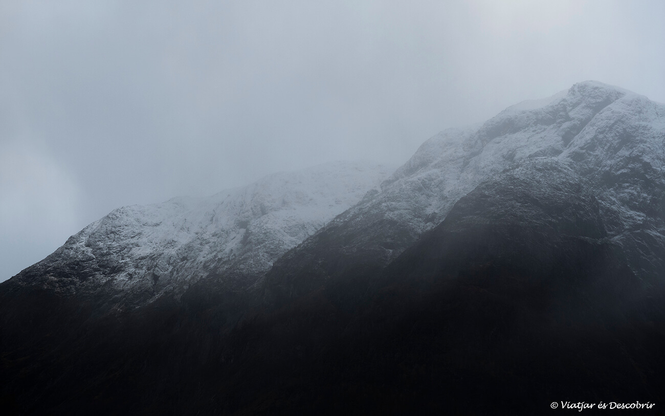 muntanyes entre boires durant un dia d'hivern i amb núvols a Flåm