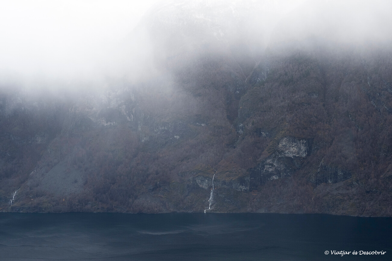detalls dels salts d'aigua que cauen sobre les aigües del fiord Aurlandsfjord a Flåm