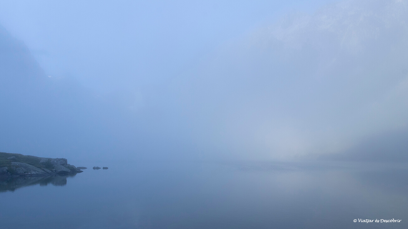 el Lac de Gaube durant el matí ple de boira i sense poder gaudir de les espectaculars vistes