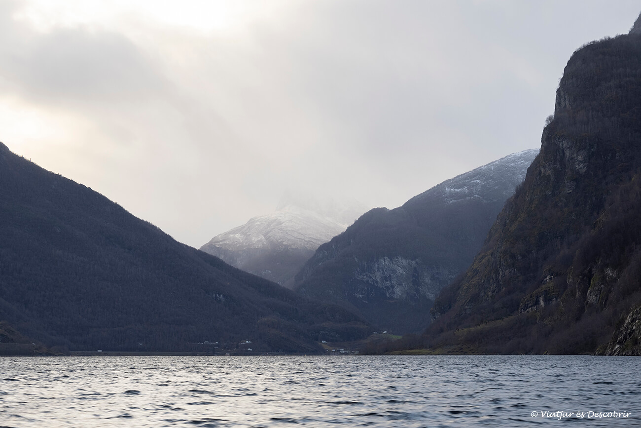 el fiord de Flåm a Noruega vist des de l'aigua a l'hivern durant una navegació