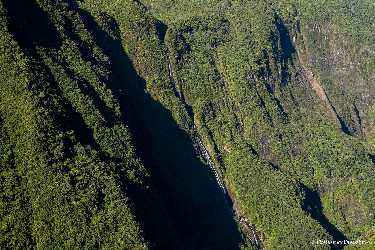 cascades i parets verticals a la Vall de Takamaka