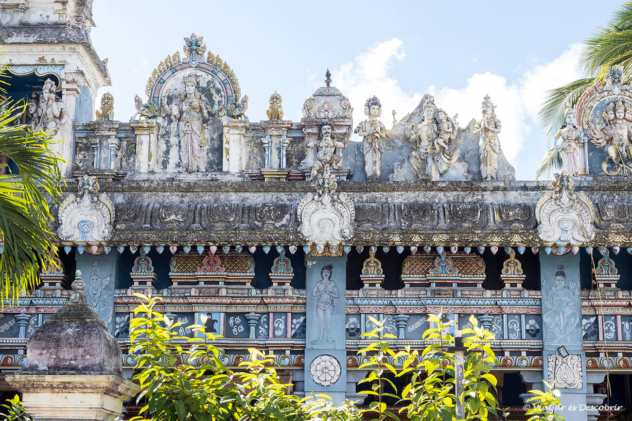façana d'un temple hindú als afores de la turística Grand Baie