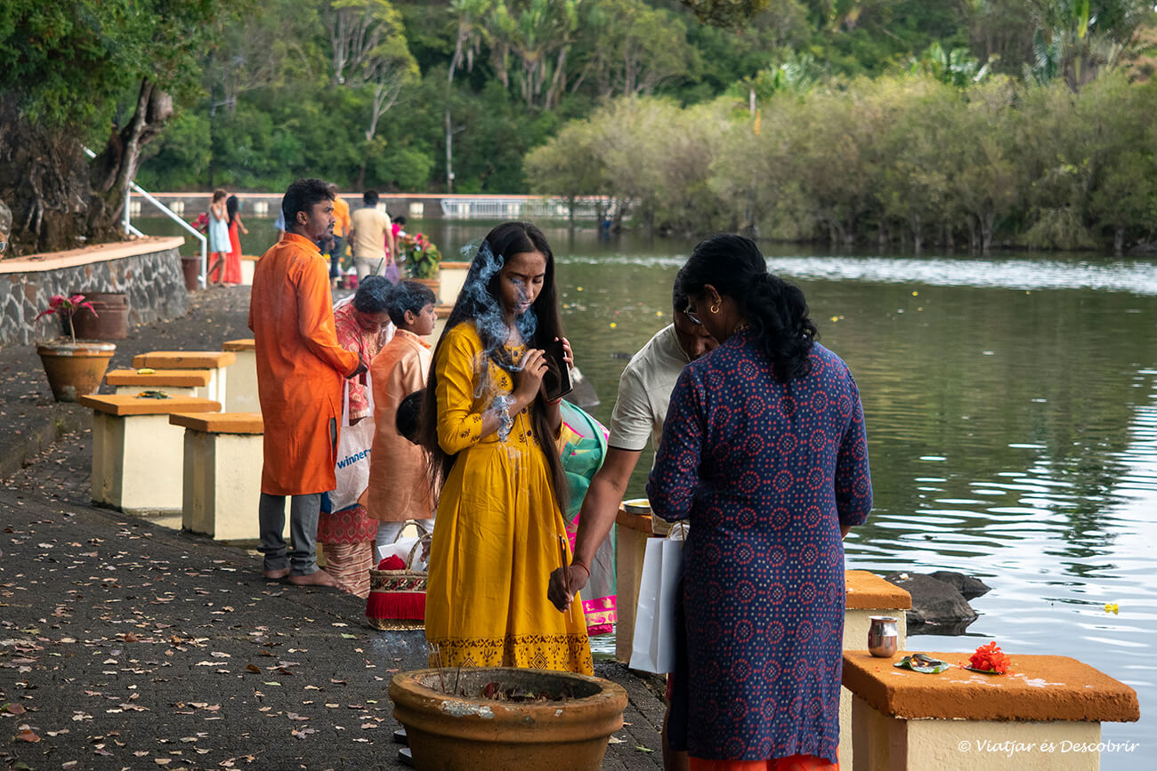 durant un viatge a l'Illa Maurici és molt interessant visitar el llac sagrat de Gran Bassin i observar les tradicionals ofrenes que fan els hindús