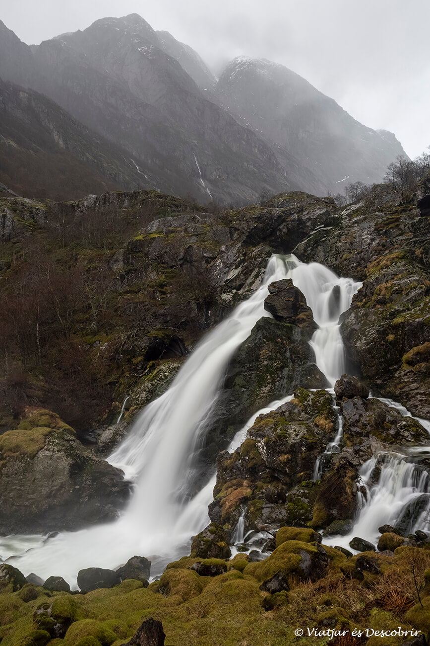 cascada per on cau molta aigua a causa de la pluja i el desglaç de la glacera Briksdal
