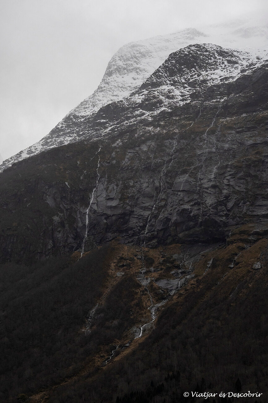 cascades i pics rocoses i verticals que envolten el Llac de Loen a només quinze minuts amb cotxe del poble d'Olden a Noruega