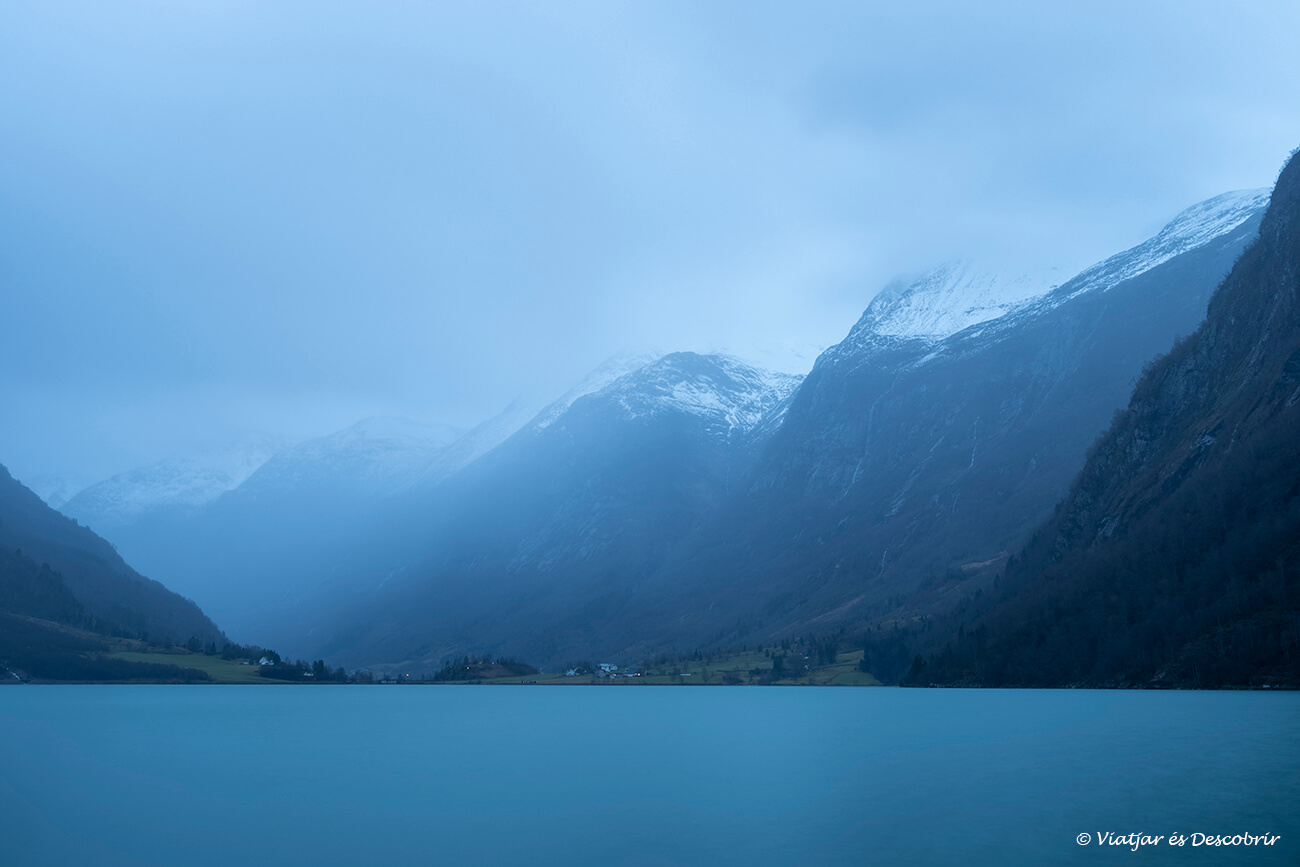 el llac Oldevatnet fotografiat durant l'hora blava a prop d'Olden