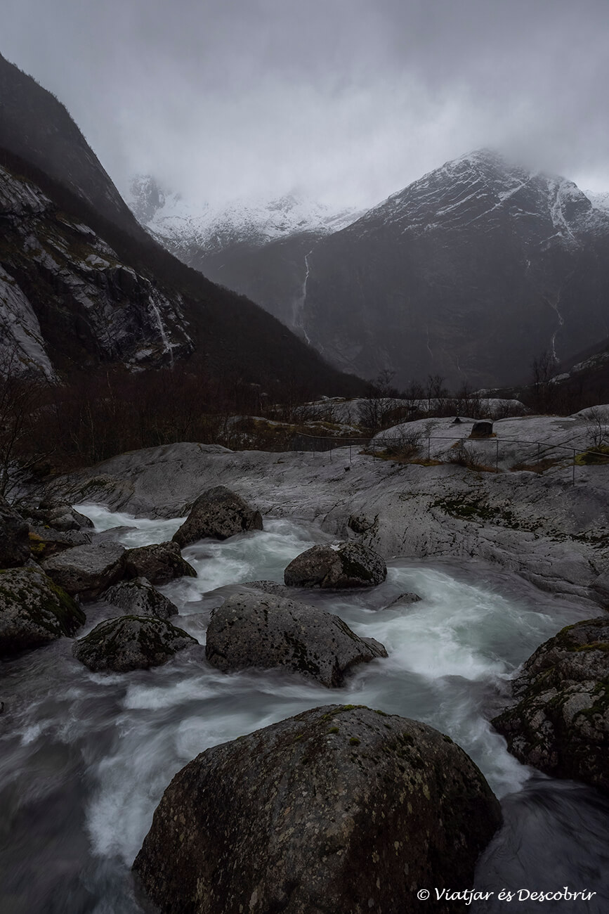 paisatge de muntanya i riu i cascades a prop del poble d'Olden a Noruega