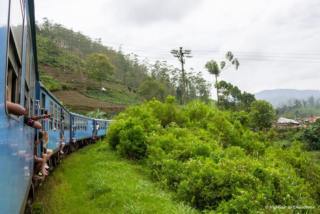 paisatge de les terres altes durant el recorregut amb tren a Sri Lanka més famós