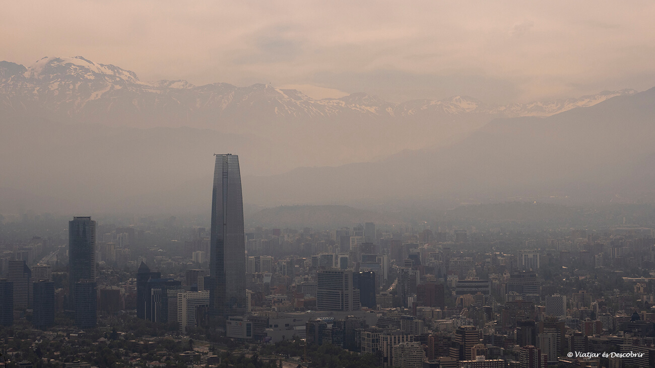després d'anar de l'aeroport de Santiago de Xile al centre de la ciutat val molt la pena pujar algun dels turons que l'envolten per tenir una panoràmica de la capital del país