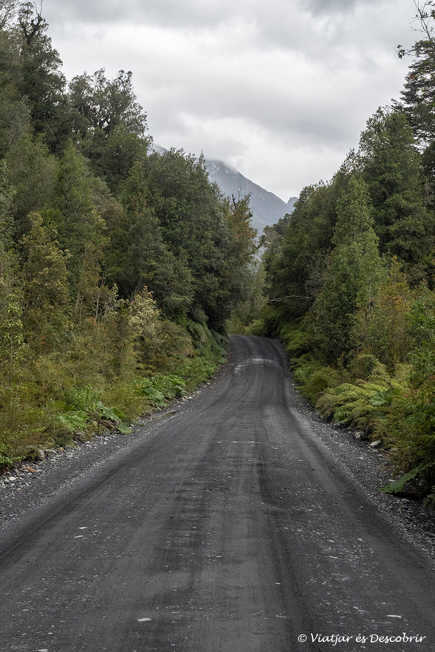 al conduir per la carretera austral es troba una pista estreta i de terra durant els primers kilòmetres des de caleta gonzalo i abans d'arribar a la localitat de Chaitén