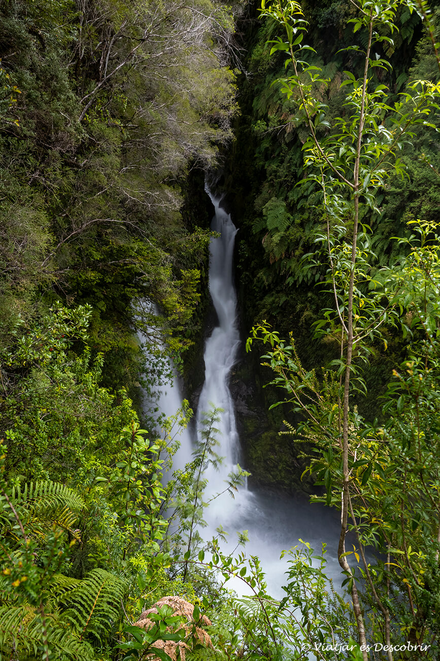 la primera cascada que es pot veure a l'inici de les Cascadas Escondidadas