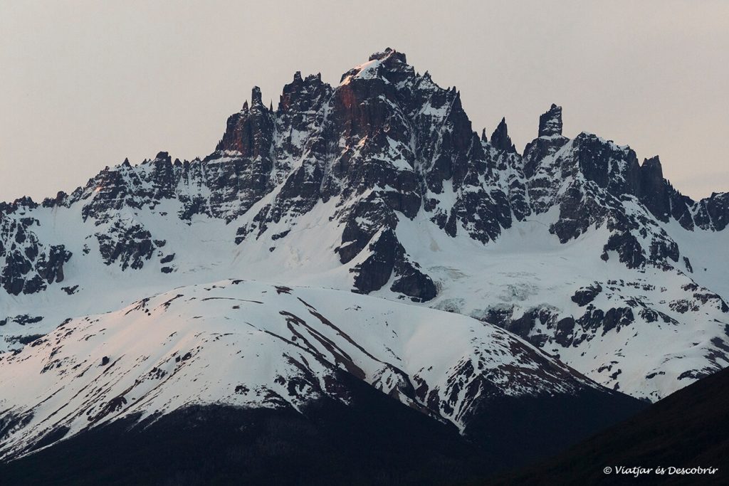 detalls de la muntanya de cerro castillo durant la posta de sol a una de les muntanyes més boniques de Xile