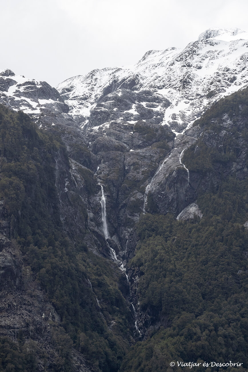 una cascada al fiord que uneix Hornopirén amb Caleta Gonzalo al principi de la Carretera Austral