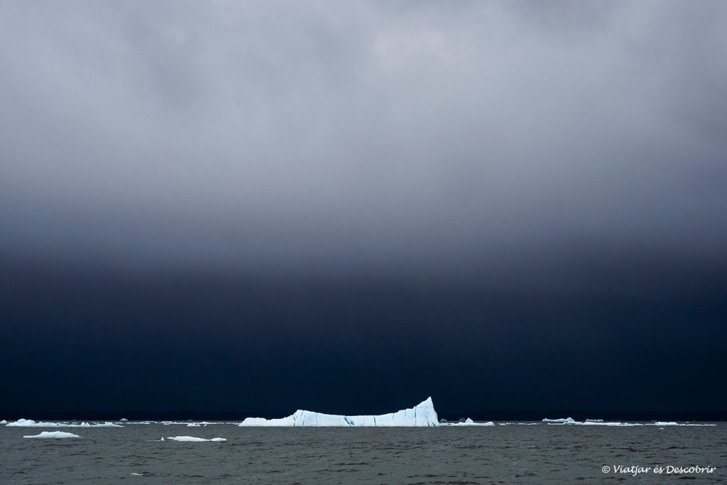 un iceberg i un cel plujós al parc nacional laguna san rafael