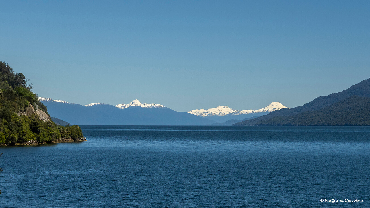 vistes del fiord Puyuhuapi i de les muntanyes nevades que l'envolten