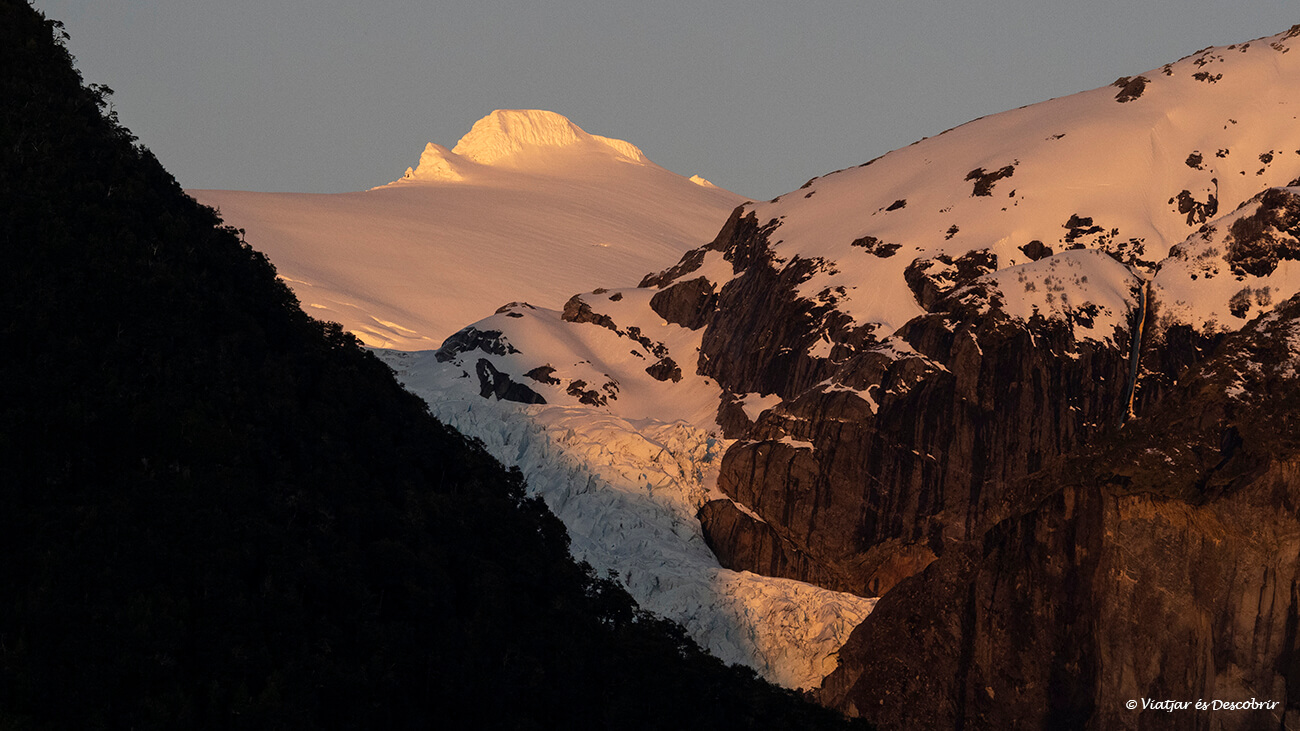posta de sol sobre la part menys coneguda de la glacera que acaba sobre el precicipi i forma el ventisquero colgante