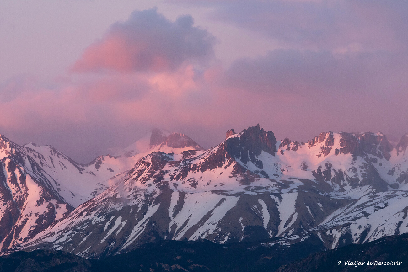 núvols tenyits de rosa durant la sortida de sol sobre les muntanyes del pn cerro castillo