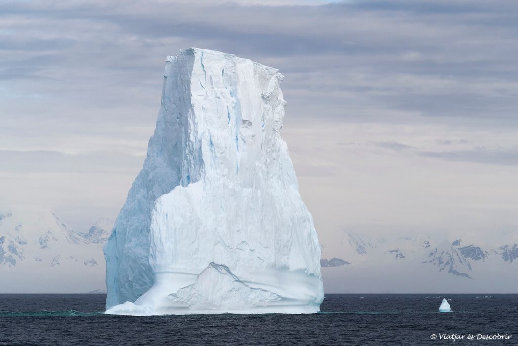un enorme iceberg durant una navegació a l'Antàrtida