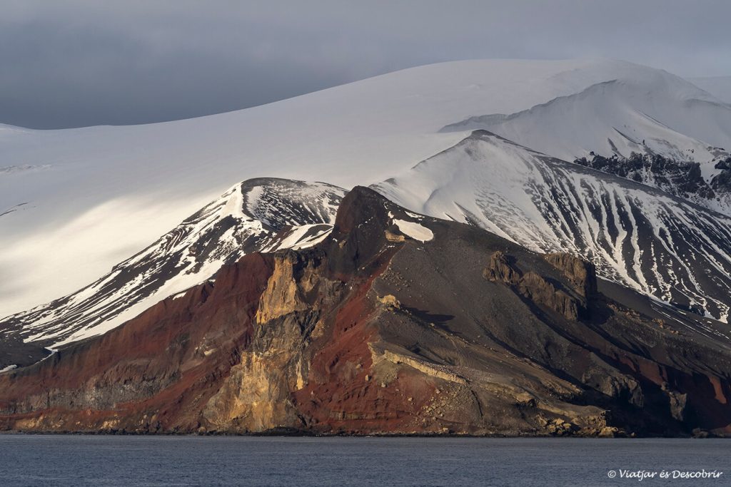 el paisatge volcànic que envolta l'Illa Decepció a la part final després de viatjar a l'Antàrtida continental
